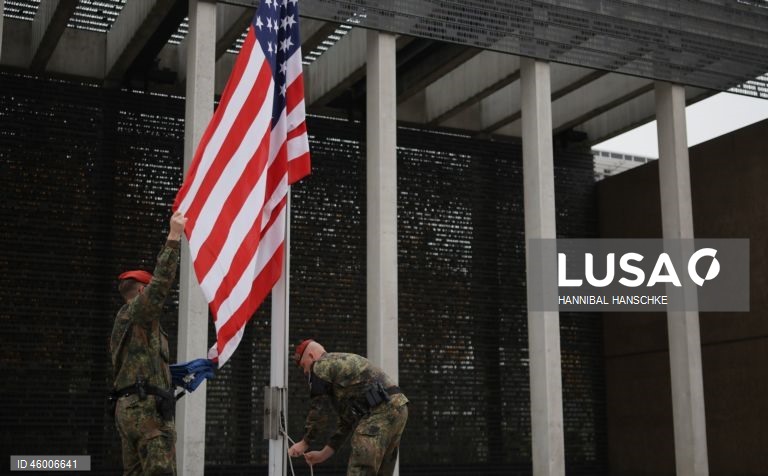 Veteranos norte-americanos da Segunda Guerra Mundial participam de cerimónia de colocação de coroas de flores no memorial das Forças Armadas alemãs em Berlim