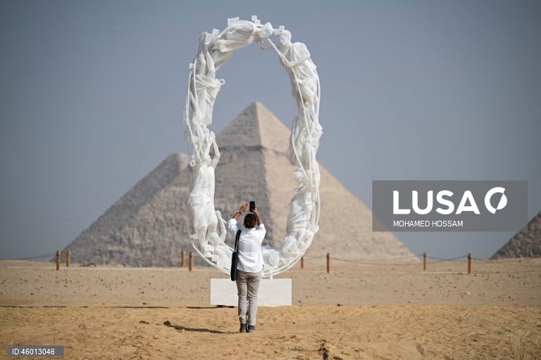 Egito: Exposição de arte contemporânea "Forever Is Now" 2025.