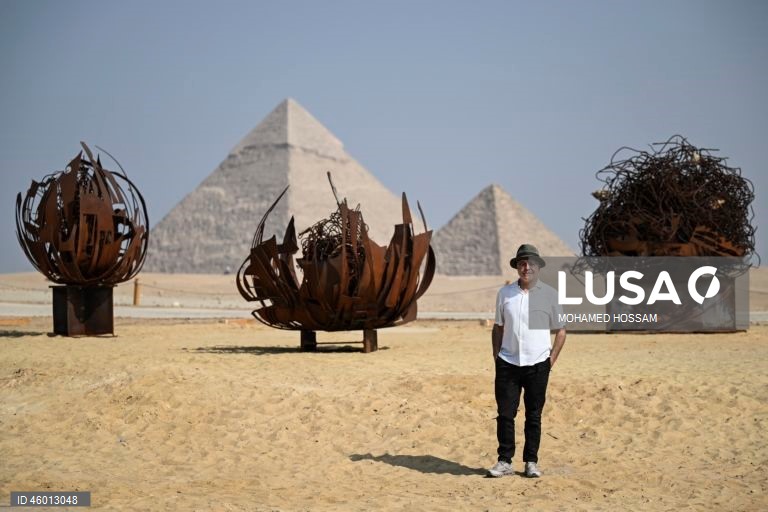 Egito: Exposição de arte contemporânea "Forever Is Now" 2025.