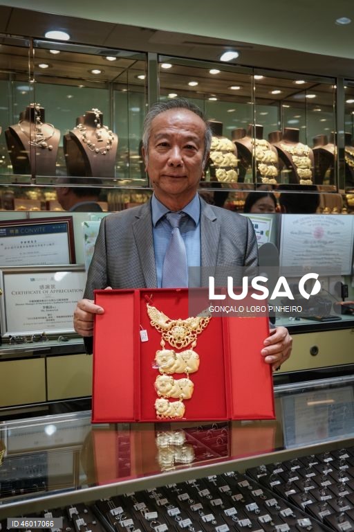 Um ourives exibe um colar em ouro numa ourivesaria em Macau, China, 12 de novembro de 2025. A tradição da compra e oferta de ouro em Macau está a segurar a atividade das ourivesarias, que, não obstante os preços recorde do metal amarelo, mantêm o volume de transações, ainda que com menos peso total transacionado. (ACOMPANHA TEXTO DA LUSA DO DIA 16 DE NOVEMBRO DE 2025). GONÇALO LOBO PINHEIRO/LUSA