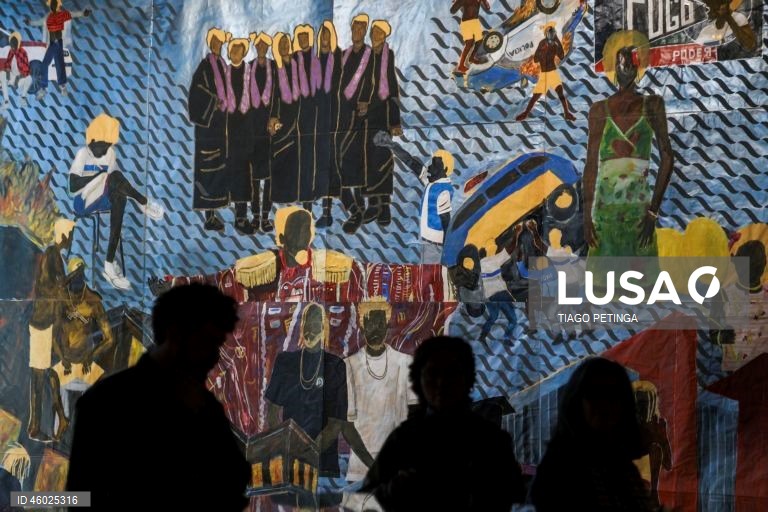 Visita guiada para a comunicação social à exposição “Complexo Brasil”, imaginada por José Miguel Wisnik, Milena Britto e Guilherme Wisnik, a exposição ocupa as duas galerias do Edifício Sede da Fundação Calouste Gulbenkian, propondo uma viagem singular pela diversidade e contrastes da cultura brasileira em Lisboa, 13 de novembro de 2025. TIAGO PETINGA/LUSA