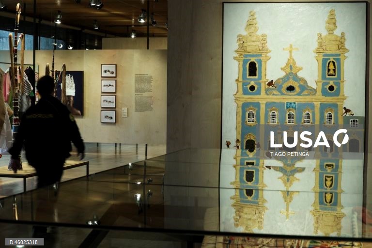 Visita guiada para a comunicação social à exposição “Complexo Brasil”, imaginada por José Miguel Wisnik, Milena Britto e Guilherme Wisnik, a exposição ocupa as duas galerias do Edifício Sede da Fundação Calouste Gulbenkian, propondo uma viagem singular pela diversidade e contrastes da cultura brasileira em Lisboa, 13 de novembro de 2025. TIAGO PETINGA/LUSA