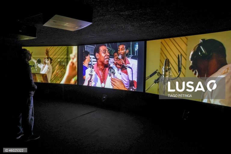Visita guiada para a comunicação social à exposição “Complexo Brasil”, imaginada por José Miguel Wisnik, Milena Britto e Guilherme Wisnik, a exposição ocupa as duas galerias do Edifício Sede da Fundação Calouste Gulbenkian, propondo uma viagem singular pela diversidade e contrastes da cultura brasileira em Lisboa, 13 de novembro de 2025. TIAGO PETINGA/LUSA