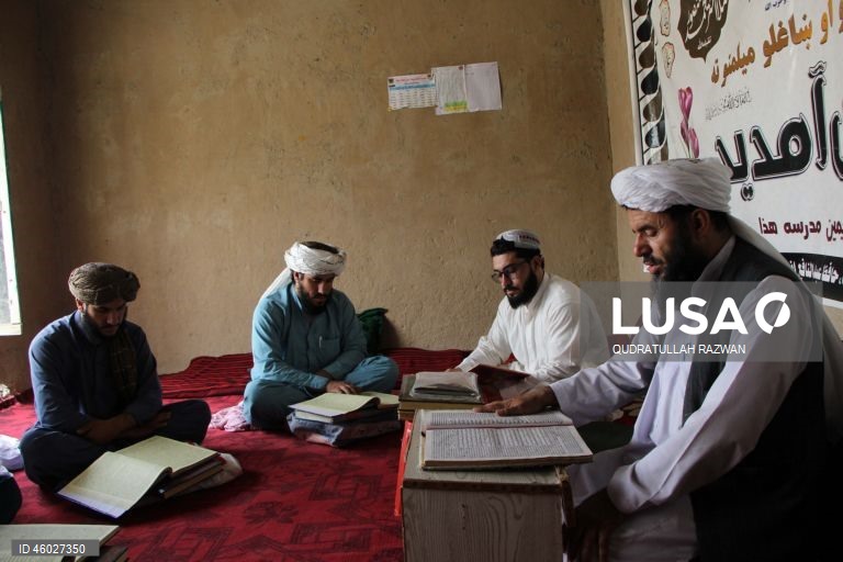 Afeganistão: Crianças aprendem a ler o Corão em Kandahar