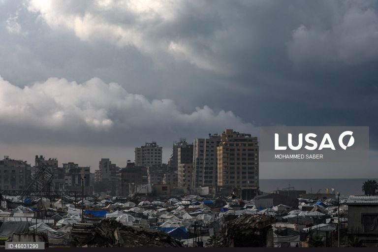 Palestina: Deslocados de Gaza preparam-se para o inverno em acampamentos improvisados