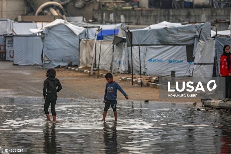 Palestina: Deslocados de Gaza preparam-se para o inverno em acampamentos improvisados