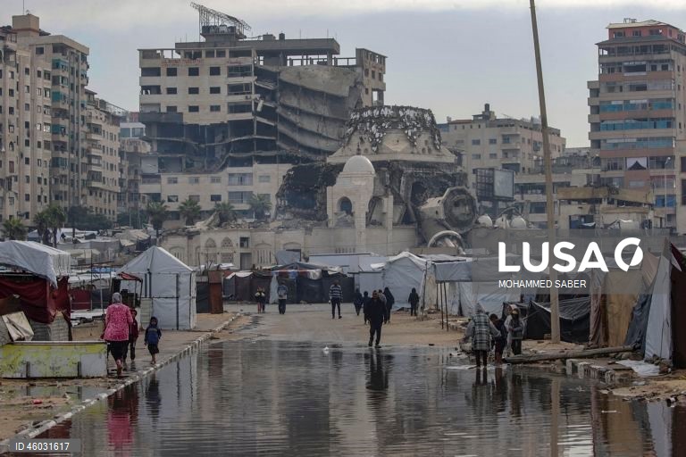 Palestina: Deslocados de Gaza preparam-se para o inverno em acampamentos improvisados