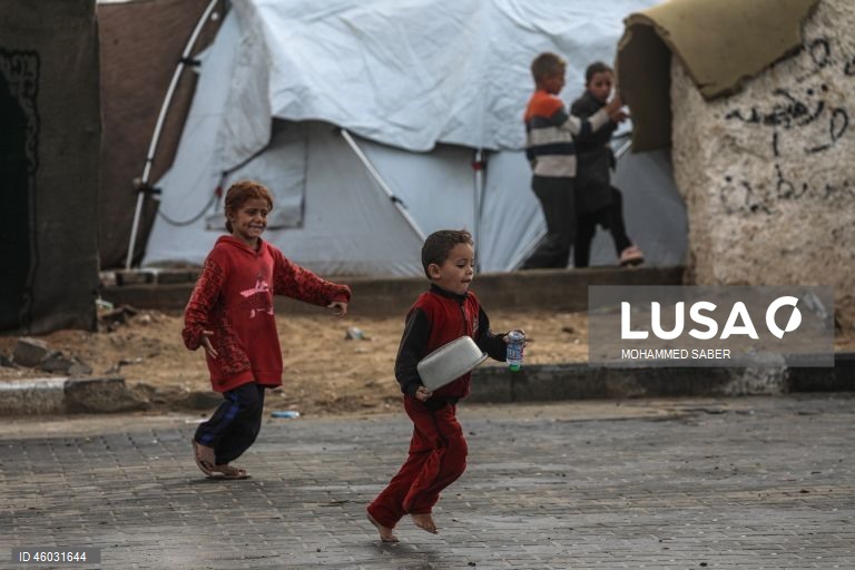 Palestina: Deslocados de Gaza preparam-se para o inverno em acampamentos improvisados