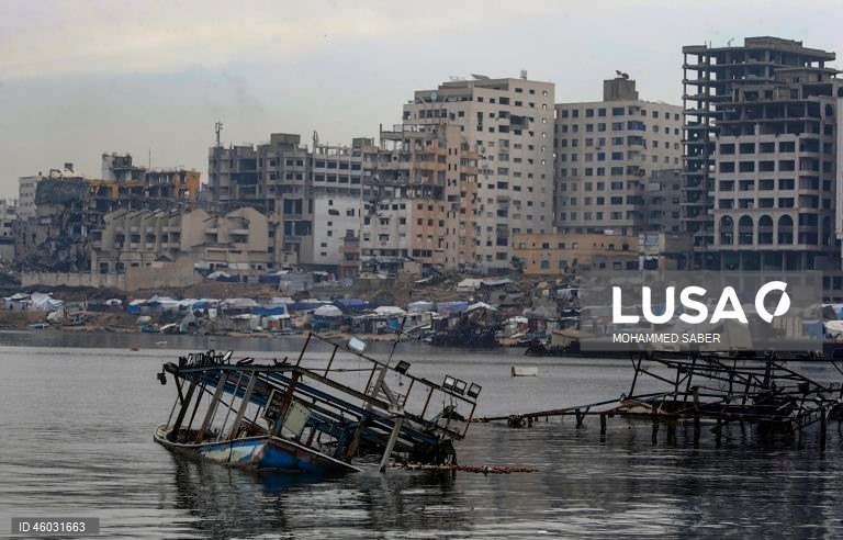 Palestina: Deslocados de Gaza preparam-se para o inverno em acampamentos improvisados