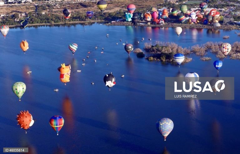 Balões de ar quente sobrevoam um reservatório durante o 23º Festival Internacional de Balões em León, Guanajuato, México.