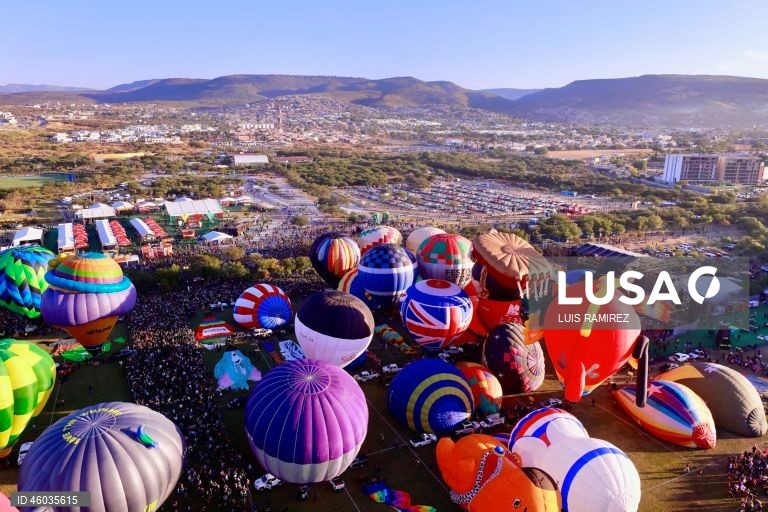 Balões de ar quente sobrevoam um reservatório durante o 23º Festival Internacional de Balões em León, Guanajuato, México.