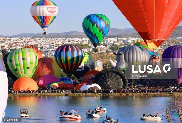 Balões de ar quente sobrevoam um reservatório durante o 23º Festival Internacional de Balões em León, Guanajuato, México.