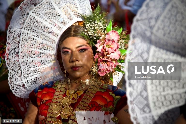 M;embros da comunidade Muxes participam na celebração do 50.º aniversário do seu festival em Juchitan, Oaxaca, México. Os Muxes são o terceiro género reconhecido na cultura zapoteca e vivem a sua identidade e sexualidade no Istmo de Tehuantepec. 