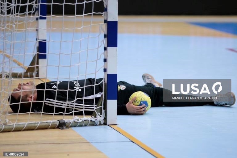 O jogador do Benfica, Gustavo Capdevill, durante o jogo da 11ª jornada da I Liga de Andebol contra o FC Porto, realizado no Pavilhão Dragão Caixa, no Porto, 15 de novembro de 2025. MANUEL FERNANDO ARAÚJO/LUSA