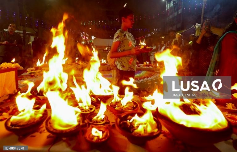 Índia: Cerimónia hindu em honra dos deuses Shiva e Vishnu