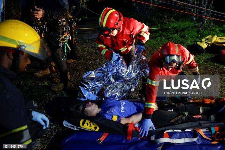 Bombeiros voluntários de Campo de Ourique durante o exercício nacional "Fénix", no âmbito do Apoio Militar de Emergência, no Parque Florestal de Monsanto, em Lisboa, 18 de novembro de 2025. O exercício decorreu na região de Lisboa, envolvendo mais de 300 operacionais e mais de 100 viaturas, com o objetivo de testar e validar a resposta coordenada do Sistema de Apoio Militar de Emergência do Exército às solicitações de apoio da Autoridade Nacional de Emergência e Proteção Civil (ANEPC), em...
