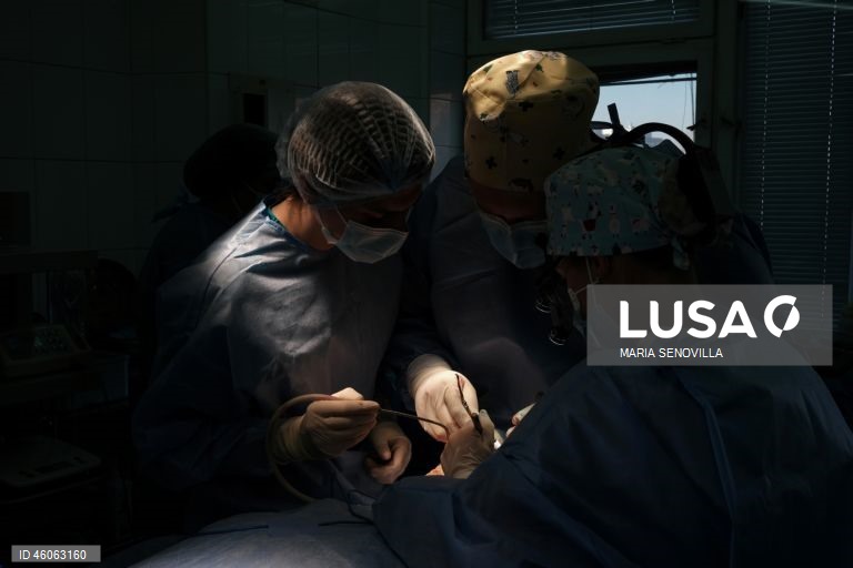 Cirurgiões norte-americanos realizam cirurgias reconstrutivas em soldados ucranianos feridos em Kiev.