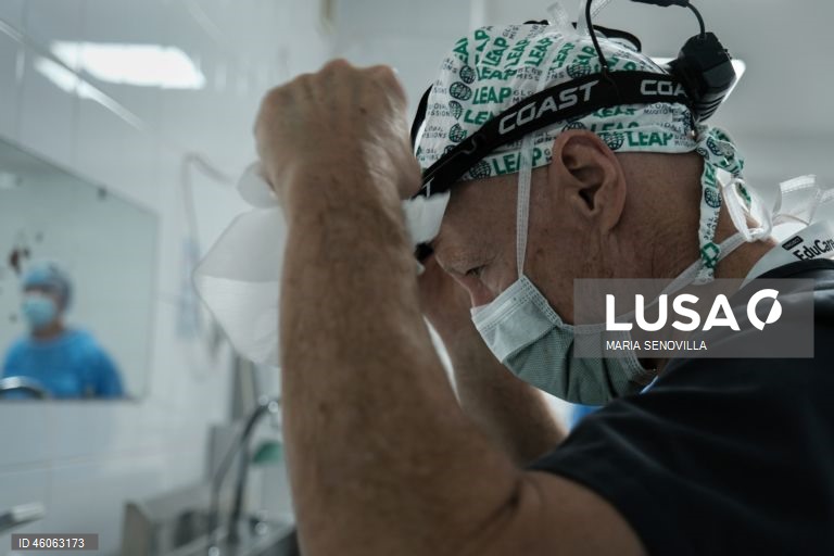 Cirurgiões norte-americanos realizam cirurgias reconstrutivas em soldados ucranianos feridos em Kiev.