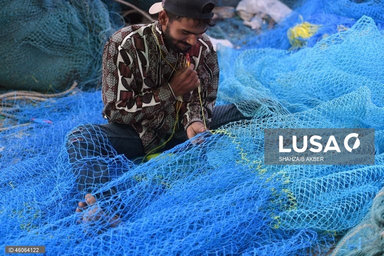 Paquistão: A habilidade com redes manuais sustenta os meios de subsistência no setor pesqueiro subdesenvolvido do Paquistão