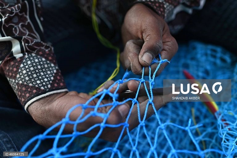 Paquistão: A habilidade com redes manuais sustenta os meios de subsistência no setor pesqueiro subdesenvolvido do Paquistão