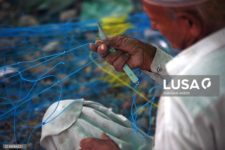 Paquistão: A habilidade com redes manuais sustenta os meios de subsistência no setor pesqueiro subdesenvolvido do Paquistão