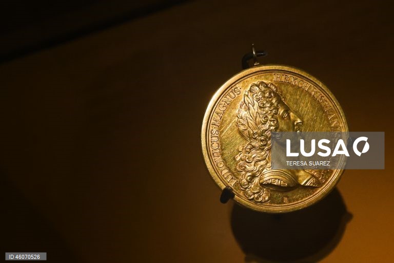 Exposição sobre os aliados nativos americanos na corte do rei francês Luís XV no Palácio de Versalhes.