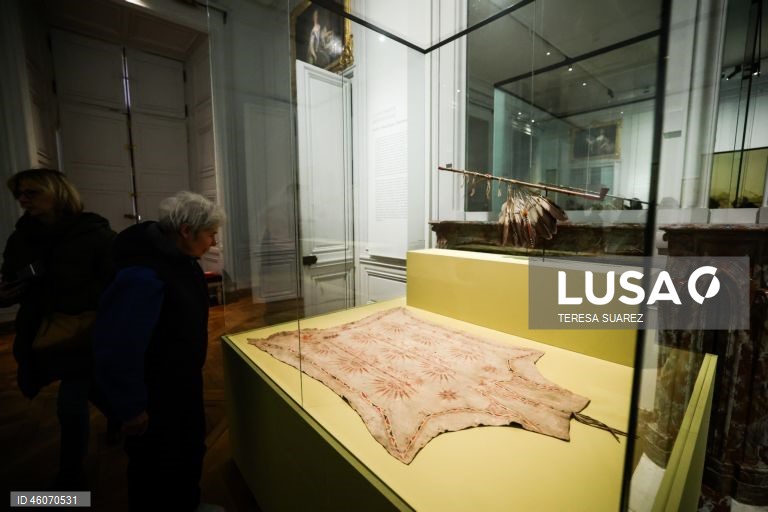 Exposição sobre os aliados nativos americanos na corte do rei francês Luís XV no Palácio de Versalhes.