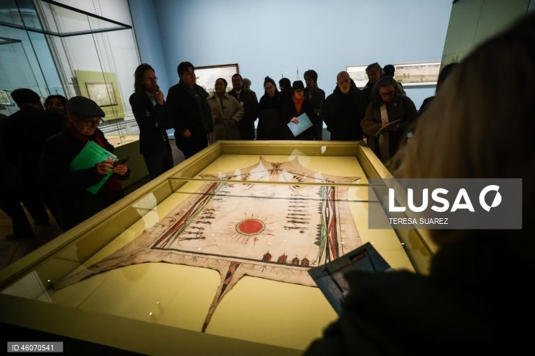 Exposição sobre os aliados nativos americanos na corte do rei francês Luís XV no Palácio de Versalhes.