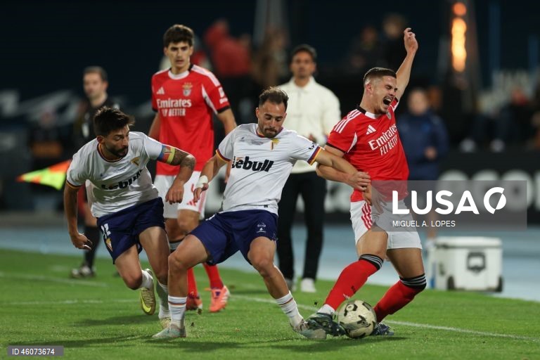  Dois golos na segunda parte permitiram hoje ao Benfica vencer 2-0 o Atlético, da Liga 3, e apurar-se para os oitavos de final da Taça de Portugal em futebol, em jogo disputado no estádio do Restelo, em Lisboa.