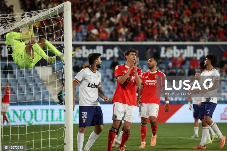  Dois golos na segunda parte permitiram hoje ao Benfica vencer 2-0 o Atlético, da Liga 3, e apurar-se para os oitavos de final da Taça de Portugal em futebol, em jogo disputado no estádio do Restelo, em Lisboa.