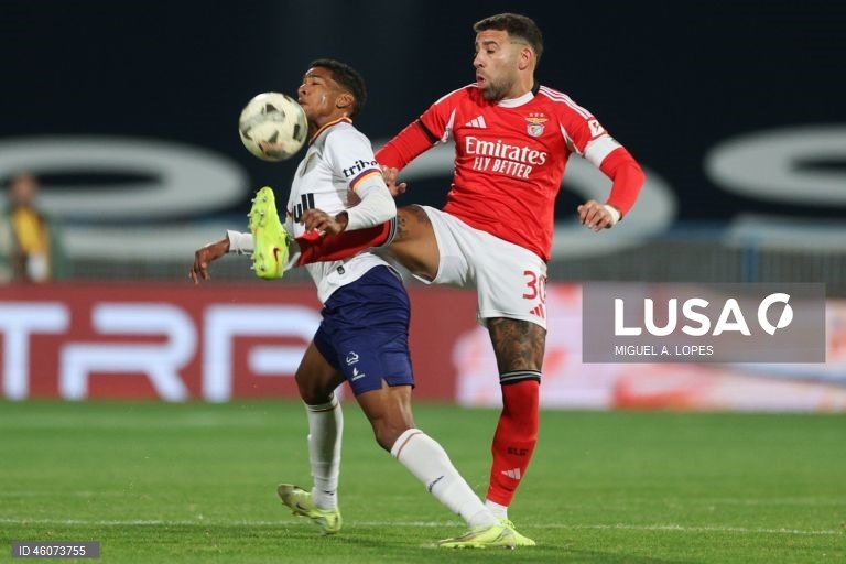  Dois golos na segunda parte permitiram hoje ao Benfica vencer 2-0 o Atlético, da Liga 3, e apurar-se para os oitavos de final da Taça de Portugal em futebol, em jogo disputado no estádio do Restelo, em Lisboa.