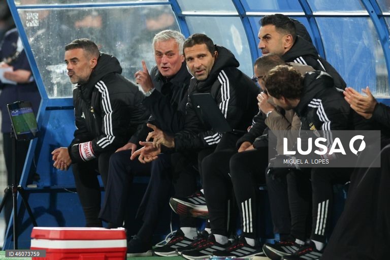  Dois golos na segunda parte permitiram hoje ao Benfica vencer 2-0 o Atlético, da Liga 3, e apurar-se para os oitavos de final da Taça de Portugal em futebol, em jogo disputado no estádio do Restelo, em Lisboa.