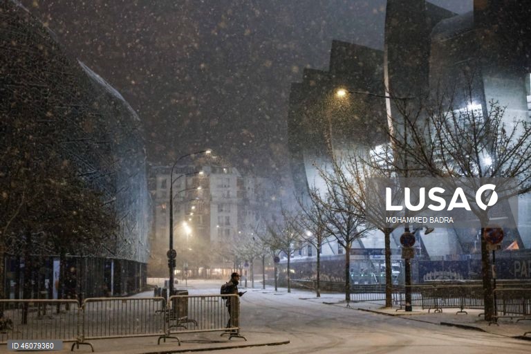 França: Neve em Paris leva serviço meteorológico a emitir alerta laranja