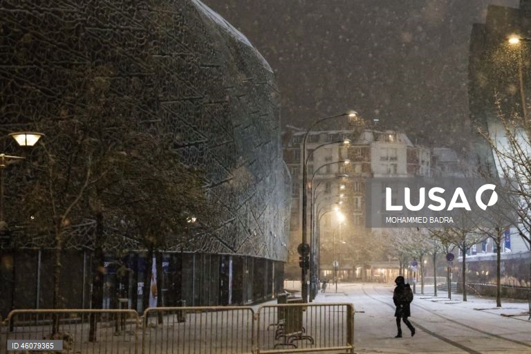 França: Neve em Paris leva serviço meteorológico a emitir alerta laranja