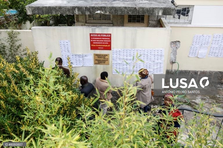Cidadãos guineenses consultam os cadernos eleitorais para exercerem o seu direito de voto para as eleições presidenciais e legislativas na Guiné-Bissau, na Embaixada da Guiné-Bissau, em Lisboa, 23 de novembro de 2025. ANTÓNIO PEDRO SANTOS/LUSA


