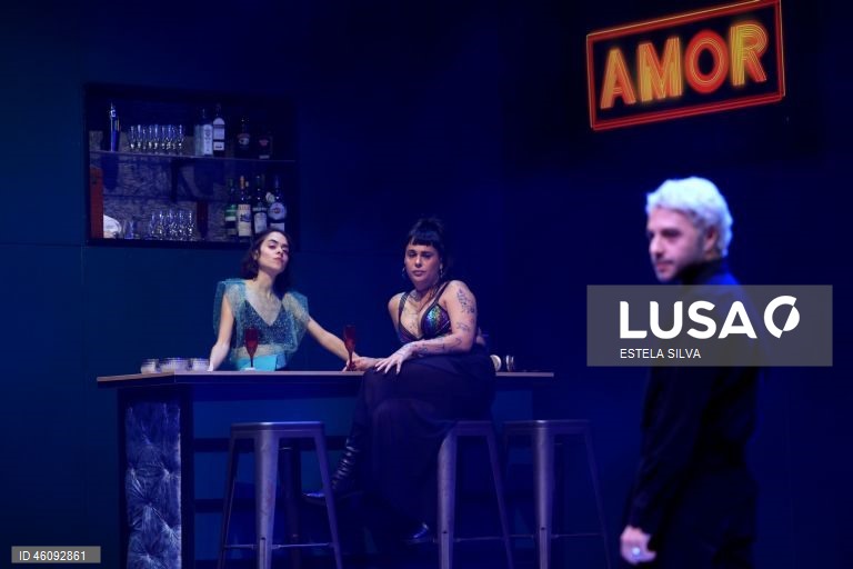 Ensaio de imprensa do espetáculo "Titus", inspirado na tragédia “Titus Andronicus” de Shakespeare, com encenação de Cátia Pinheiro e José Nunes, que assinam a adaptação do texto com Hugo van der Ding, no Teatro Carlos Alberto, no Porto, 25 de novembro de 2025. A peça, que estreia dia 27 de novembro, é uma criação da Estrutura em coprodução com o Teatro Nacional São João e o Centro Cultural de Belém. ESTELA SILVA/LUSA