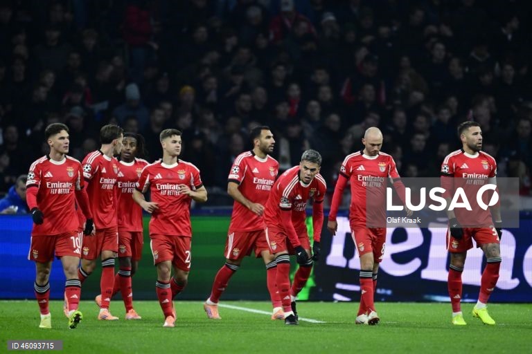 O Benfica conquistou hoje a primeira vitória na presente edição da Liga dos Campeões de futebol, ao vencer em Amesterdão o Ajax por 2-0, em jogo da quinta jornada da fase de liga.