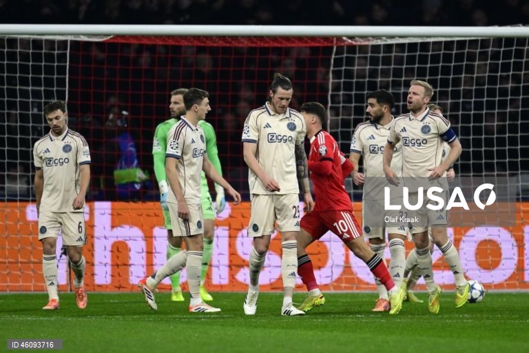 O Benfica conquistou hoje a primeira vitória na presente edição da Liga dos Campeões de futebol, ao vencer em Amesterdão o Ajax por 2-0, em jogo da quinta jornada da fase de liga.