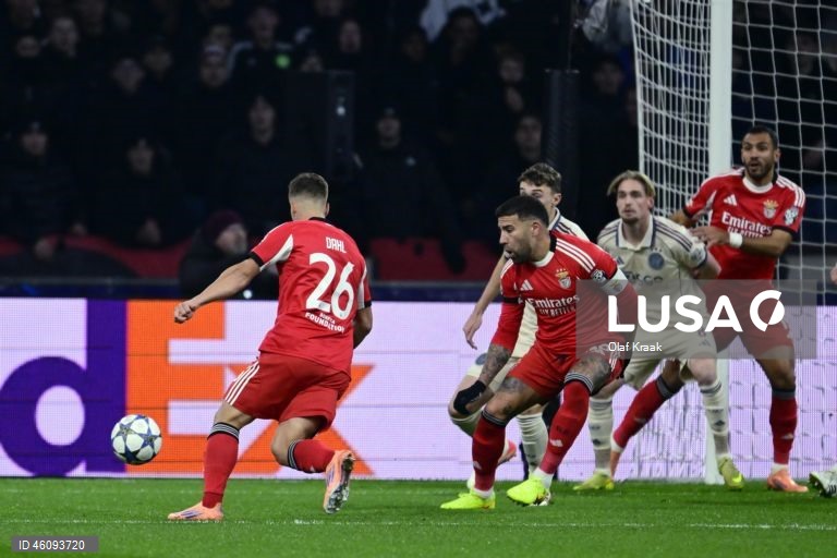 O Benfica conquistou hoje a primeira vitória na presente edição da Liga dos Campeões de futebol, ao vencer em Amesterdão o Ajax por 2-0, em jogo da quinta jornada da fase de liga.