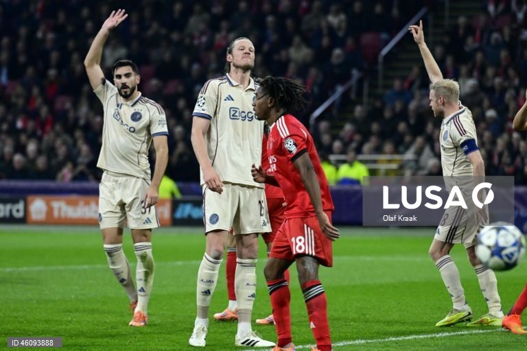 O Benfica conquistou hoje a primeira vitória na presente edição da Liga dos Campeões de futebol, ao vencer em Amesterdão o Ajax por 2-0, em jogo da quinta jornada da fase de liga.