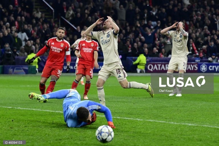 O Benfica conquistou hoje a primeira vitória na presente edição da Liga dos Campeões de futebol, ao vencer em Amesterdão o Ajax por 2-0, em jogo da quinta jornada da fase de liga.