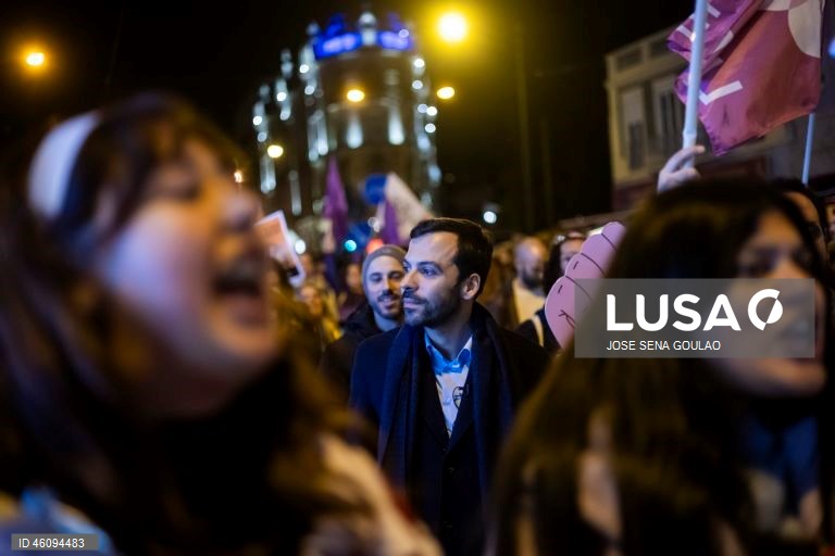 O candidato com apoio do Livre às eleições Presidenciais Jorge Pinto participa na Marcha pelo Fim da Violência Contra as Mulheres gritam palavras de ordem no dia em que se comemora o Dia Internacional para a Eliminação da Violência contra as Mulheres, na Avenida Almirante Reis, em Lisboa, 25 de novembro de 2025. JOSÉ SENA GOULÃO/LUSA