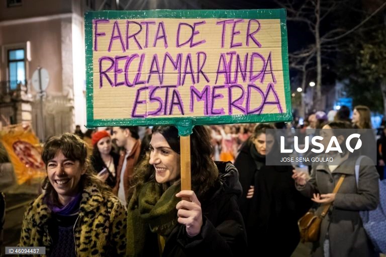 Participantes na Marcha pelo Fim da Violência Contra as Mulheres gritam palavras de ordem no dia em que se comemora o Dia Internacional para a Eliminação da Violência contra as Mulheres, na Avenida Almirante Reis, em Lisboa, 25 de novembro de 2025. JOSÉ SENA GOULÃO/LUSA