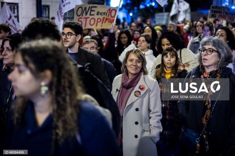 A candidata com apoio do Bloco de Esquerda às eleições Presidenciais Catarina Martins (C) participa na Marcha pelo Fim da Violência Contra as Mulheres gritam palavras de ordem no dia em que se comemora o Dia Internacional para a Eliminação da Violência contra as Mulheres, na Avenida Almirante Reis, em Lisboa, 25 de novembro de 2025. JOSÉ SENA GOULÃO/LUSA