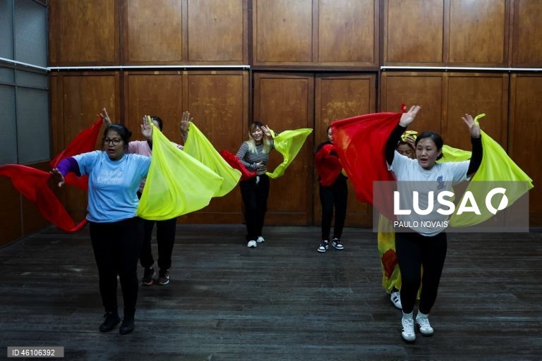 Ensaio coletivo de Rumor, um espetáculo de dança e música com a participação de um coletivo de pessoas vivas e também desaparecidas de Coimbra e se debruça sobre os mistérios de uma nova História para a cidade de Coimbra, com o Grupo Etnográfico da Região, Coro BAIXaVoz e a Comunidade Nepalesa, no Antigo Inatel, em Coimbra, 26 de novembro de 2025. (ACOMPANHA TEXTO DE 28 DE NOVEMBRO DE 2025). PAULO NOVAIS/LUSA