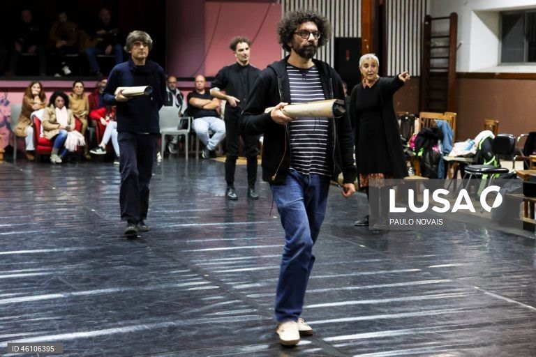 Ensaio coletivo de Rumor, um espetáculo de dança e música com a participação de um coletivo de pessoas vivas e também desaparecidas de Coimbra e se debruça sobre os mistérios de uma nova História para a cidade de Coimbra, com o Grupo Etnográfico da Região, Coro BAIXaVoz e a Comunidade Nepalesa, no Antigo Inatel, em Coimbra, 26 de novembro de 2025. (ACOMPANHA TEXTO DE 28 DE NOVEMBRO DE 2025). PAULO NOVAIS/LUSA