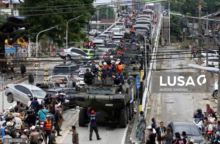 As operações de ajuda e resgate continuam enquanto as inundações diminuem em Hat Yai.