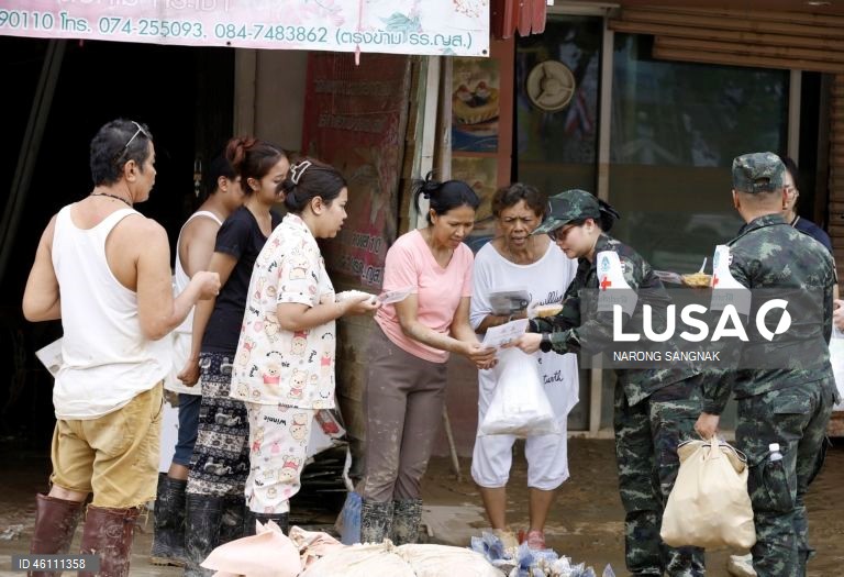 As operações de ajuda e resgate continuam enquanto as inundações diminuem em Hat Yai.