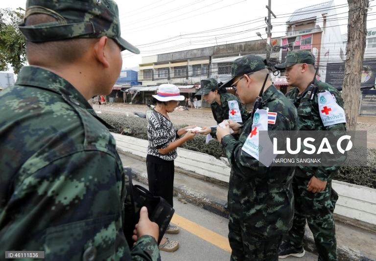 As operações de ajuda e resgate continuam enquanto as inundações diminuem em Hat Yai.