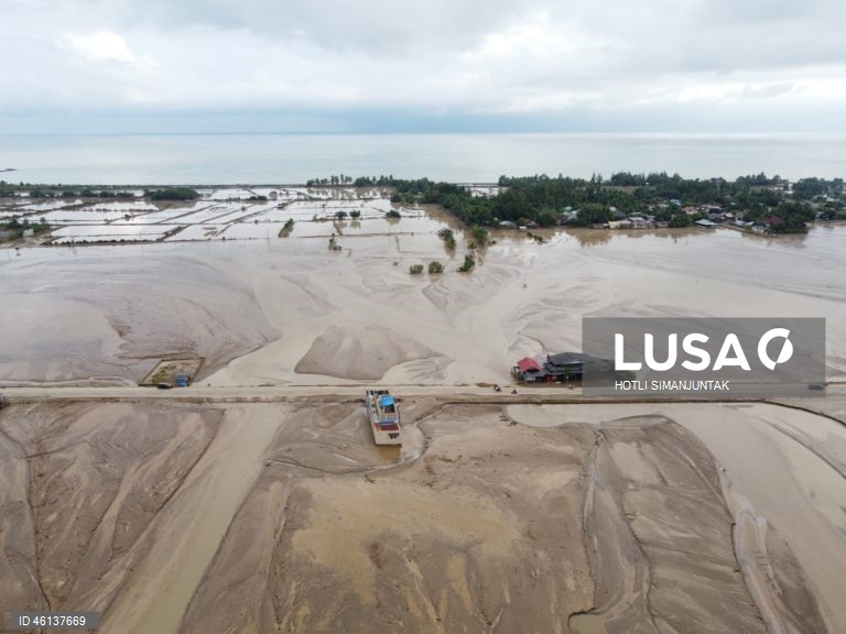 Indonésia: Rescaldo do ciclone Senyar na Ilha de Sumatra